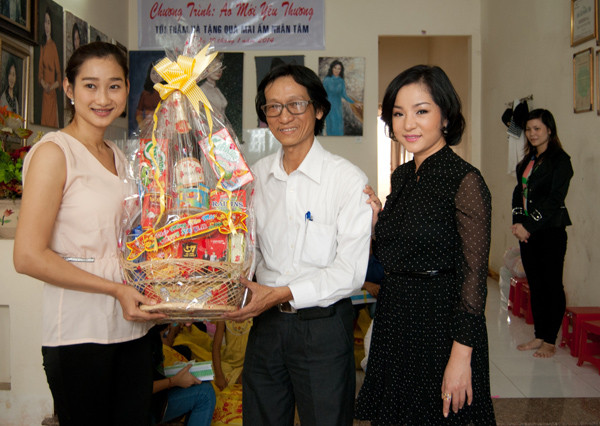 Thúy Nga làm từ thiện trước khi về Mỹ ăn Tết ảnh 6