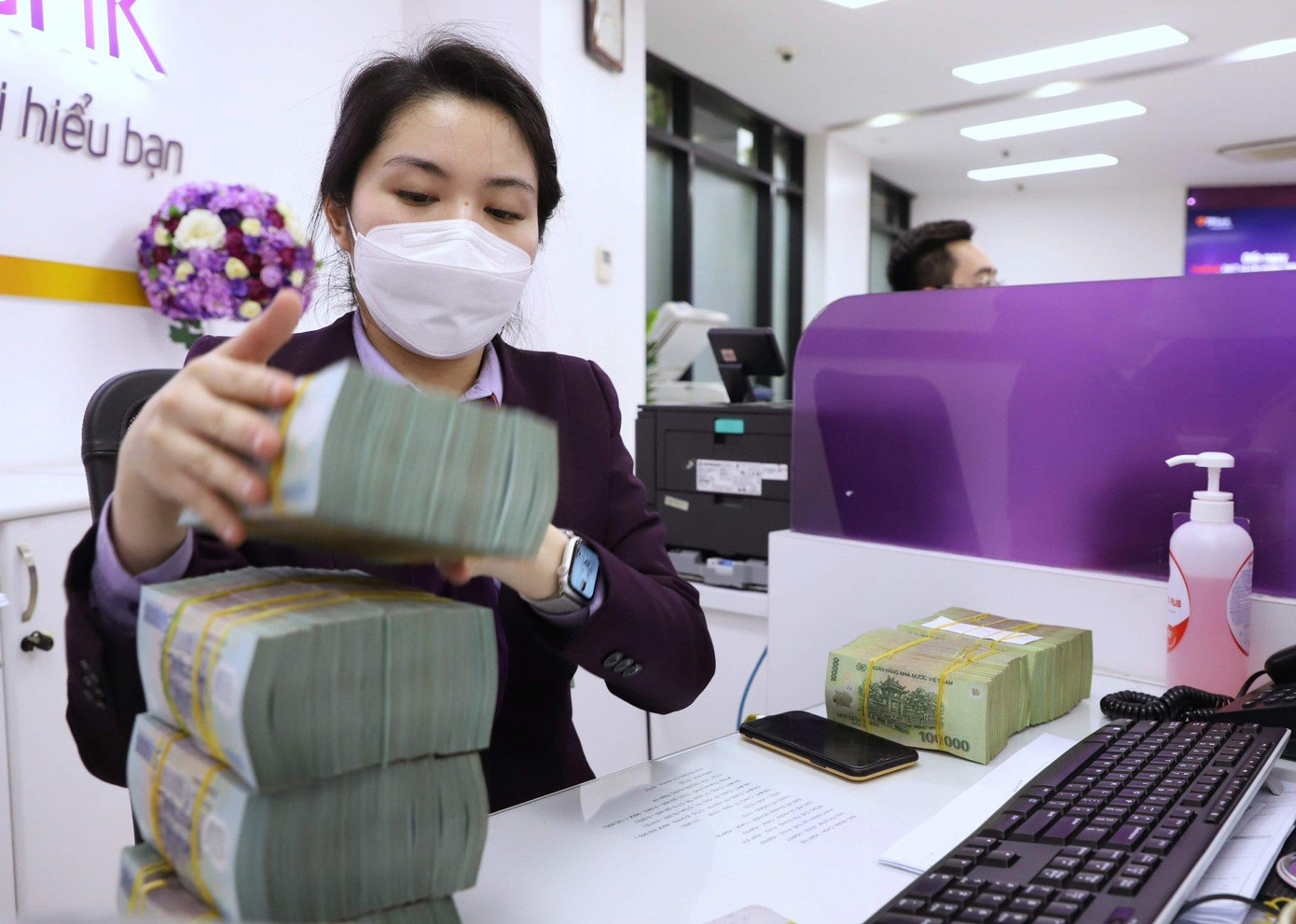 Lãi suất tăng cao khiến người dân quay lại ngân hàng gửi tiết kiệm (Ảnh: Như Ý). Lãi suất tăng cao khiến người dân quay lại ngân hàng gửi tiết kiệm (Ảnh: Như Ý).