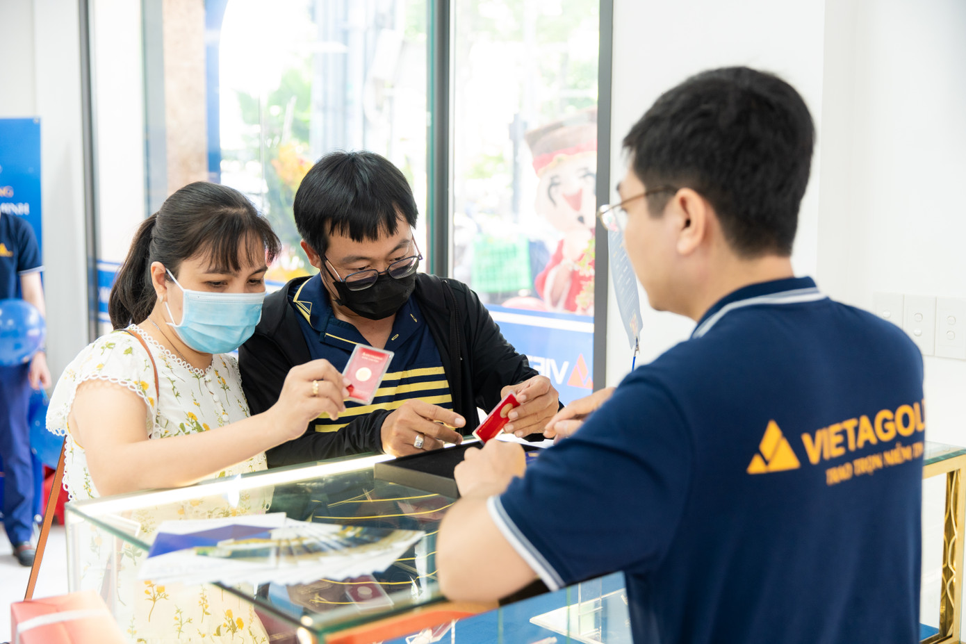 Giá vàng giảm mạnh được coi là thời điểm mua vào cho nhà đầu tư. Giá vàng giảm mạnh được coi là thời điểm mua vào cho nhà đầu tư.