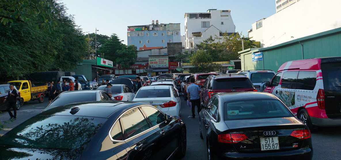 Nhiều trung tâm đăng kiểm tại TPHCM ùn tắc cuối năm. Nhiều trung tâm đăng kiểm tại TPHCM ùn tắc cuối năm.