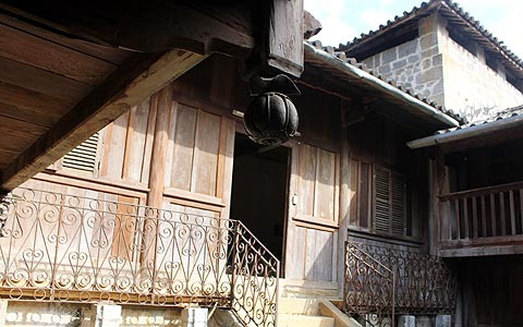 Nổi bật trong kiến trúc, điêu khắc trong ngôi dinh thự là ảnh hưởng nặng nề của thuốc phiện. Những vì kèo được khắc họa hình hoa anh túc. Một trong nhiều họa tiết khắc họa rõ hình hoa thuốc phiện - loài cây điển hình trong một thời kỳ ở vùng cao nguyên đá. Trong khu dinh thự họ Vương, các phiến đá kê cột nhà đều được tiện, gọt thành hình quả thuốc phiện. Sau khi mài nhẵn, chúng đều được dùng những đồng bạc trắng đánh cho bóng loáng, biến màu đá trắng thành màu đồng thau, gần như màu quả thuốc phiện đã phơi khô. Họa tiết trang trí trên đầu đao kèo nhà được tiện hình quả thuốc phiện. Kho thuốc phiện được Vua Mèo Vương Chính Đức cho xây dựng phía bên trái ngôi dinh thự dùng để cất trữ thuốc phiện - một biểu tượng quyền lực của quý tộc Mông. Phía trong căn hầm Vua Mèo dùng để chứa thuốc phiện. Chiếc bể tắm được đục đẽo công phu hình bán nguyệt từ đá nguyên khối mà tương tuyền vốn là bể tắm sữa dê cho bà vợ thứ nhất của vua Mèo. Vua Mèo Vương Chính Đức và đại gia đình quý tộc của ông.