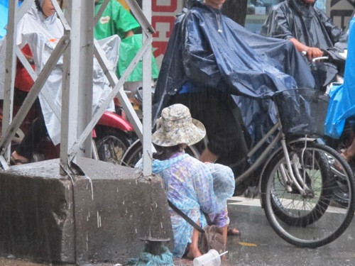 Đứa bé run rẩy trên tay người phụ nữ