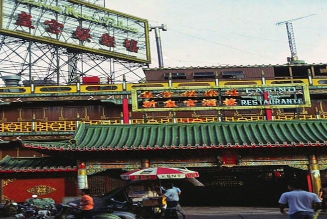 Cờ bạc đã trở thành một ngành kinh tế, mà lại là ngành kinh tế mũi nhọn của Macao chiếm tới 30% thu nhập tài chính của chính quyền và 50% thu nhập từ thuế. Lối vào sòng bạc Macau Palace. Ảnh: Leroy W. Demery Jr./ SAI