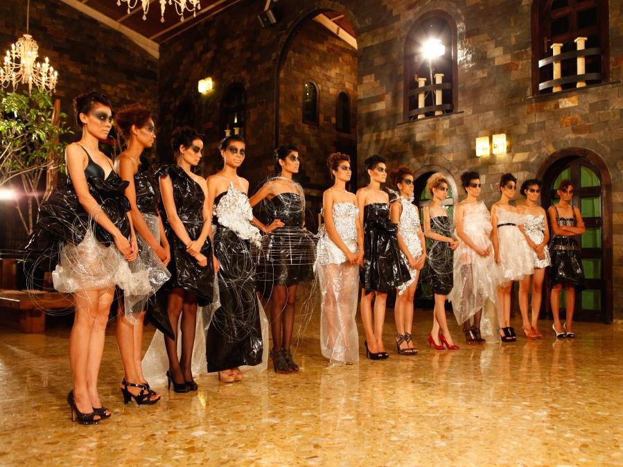 Họ diện các mẫu trang phục tái chế hết sức độc đáo do NTK Đỗ Mạnh Cường thực hiện riêng cho chương trình