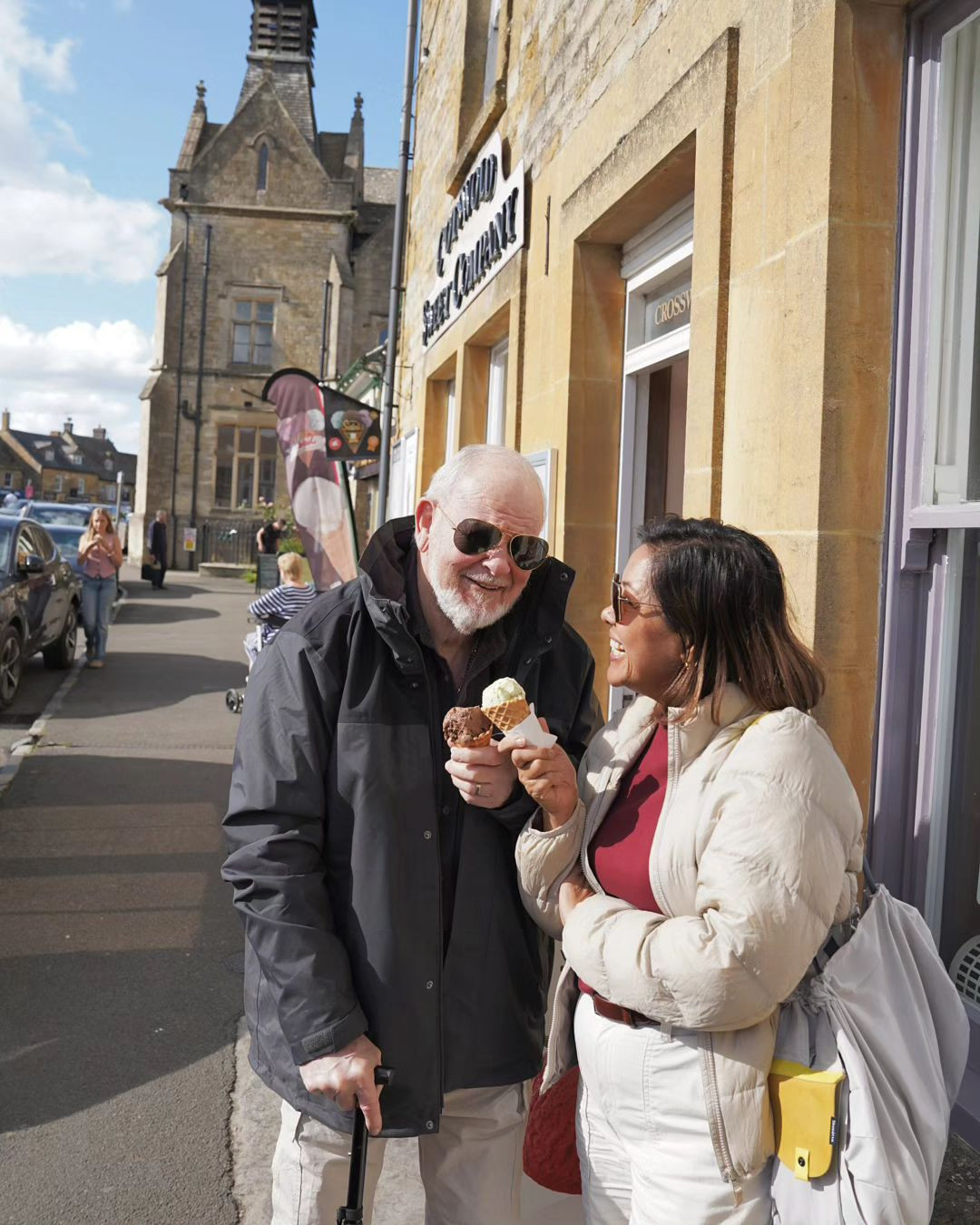 Catriona Gray cùng bố mẹ đang có chuyến đi khắp nước Anh và Scotland.