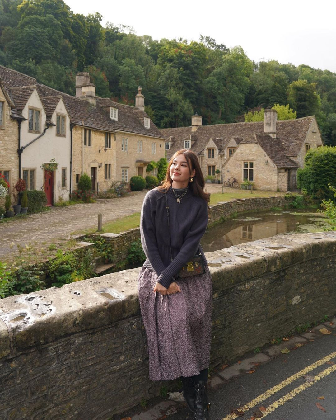 Catriona Gray cùng bố mẹ đang có chuyến đi khắp nước Anh và Scotland.