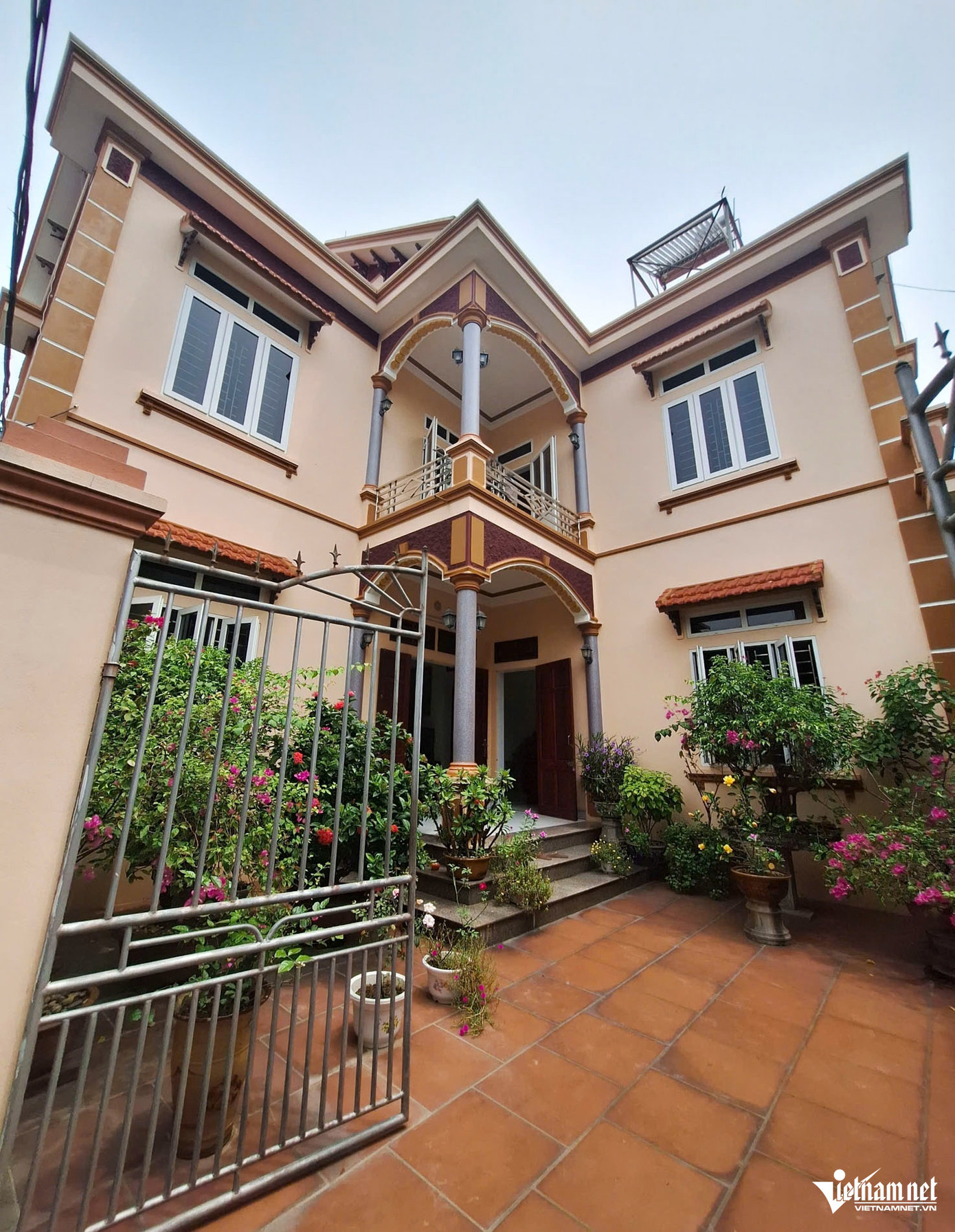 Nhà ông Phạm Ngọc Thắng nằm bên cạnh nhà bà Thơm.