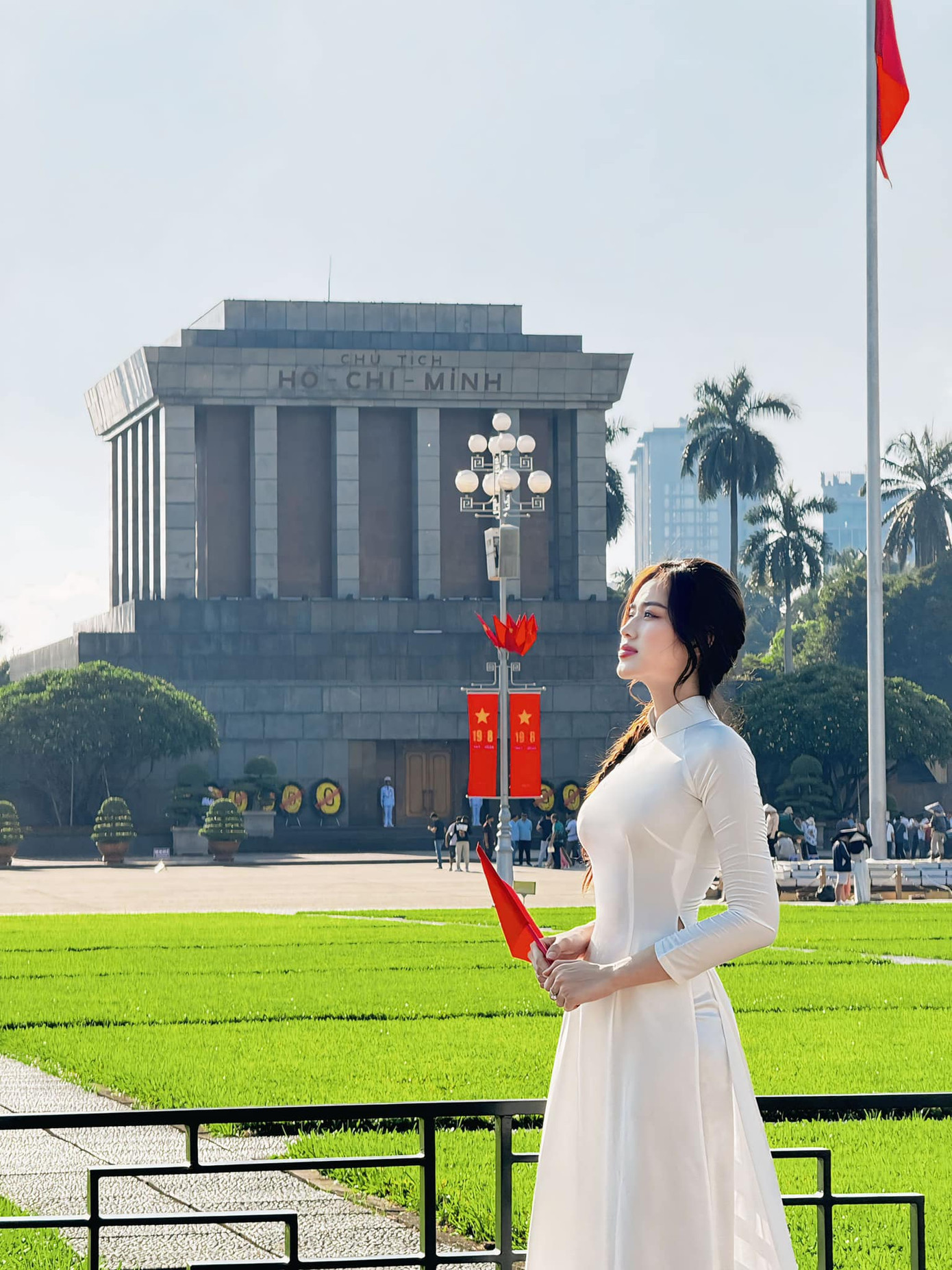Hoa hậu Đỗ Thị Hà diện áo dài trắng thanh lịch khi tới thăm Lăng Chủ tịch Hồ Chí Minh ở thủ đô trong những ngày lễ Quốc khánh 2/9. Người đẹp chia sẻ: "Trong lòng có đất nước. Đi khắp núi sông đều là nhà".