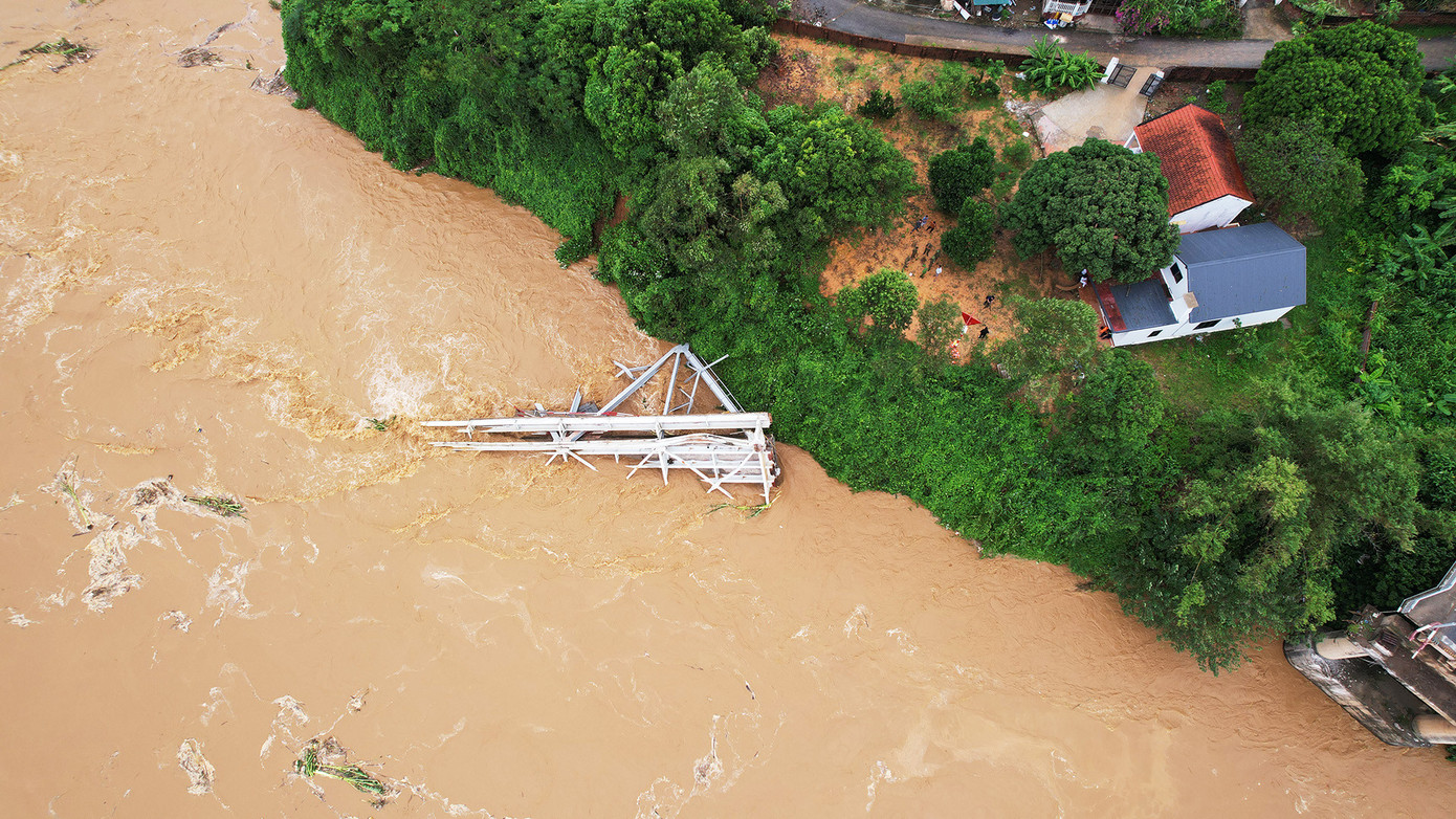 1 phần nhịp cầu bị mắc lại bên bờ sông Hồng, huyện Tam Nông. Theo báo cáo sơ bộ của tỉnh Phú Thọ, tại thời điểm cầu Phong Châu bị sập, trên cầu có 5 xe ô tô đang lưu thông và bị rơi xuống sông, gồm: 1 xe tải đầu kéo, 1 xe tải và 3 xe ô tô con; 4 xe máy (3 xe máy xăng, 1 xe máy điện) với tổng cộng trên 10 người. Ảnh: Đức Hoàng 1 phần nhịp cầu bị mắc lại bên bờ sông Hồng, huyện Tam Nông. Theo báo cáo sơ bộ của tỉnh Phú Thọ, tại thời điểm cầu Phong Châu bị sập, trên cầu có 5 xe ô tô đang lưu thông và bị rơi xuống sông, gồm: 1 xe tải đầu kéo, 1 xe tải và 3 xe ô tô con; 4 xe máy (3 xe máy xăng, 1 xe máy điện) với tổng cộng trên 10 người. Ảnh: Đức Hoàng