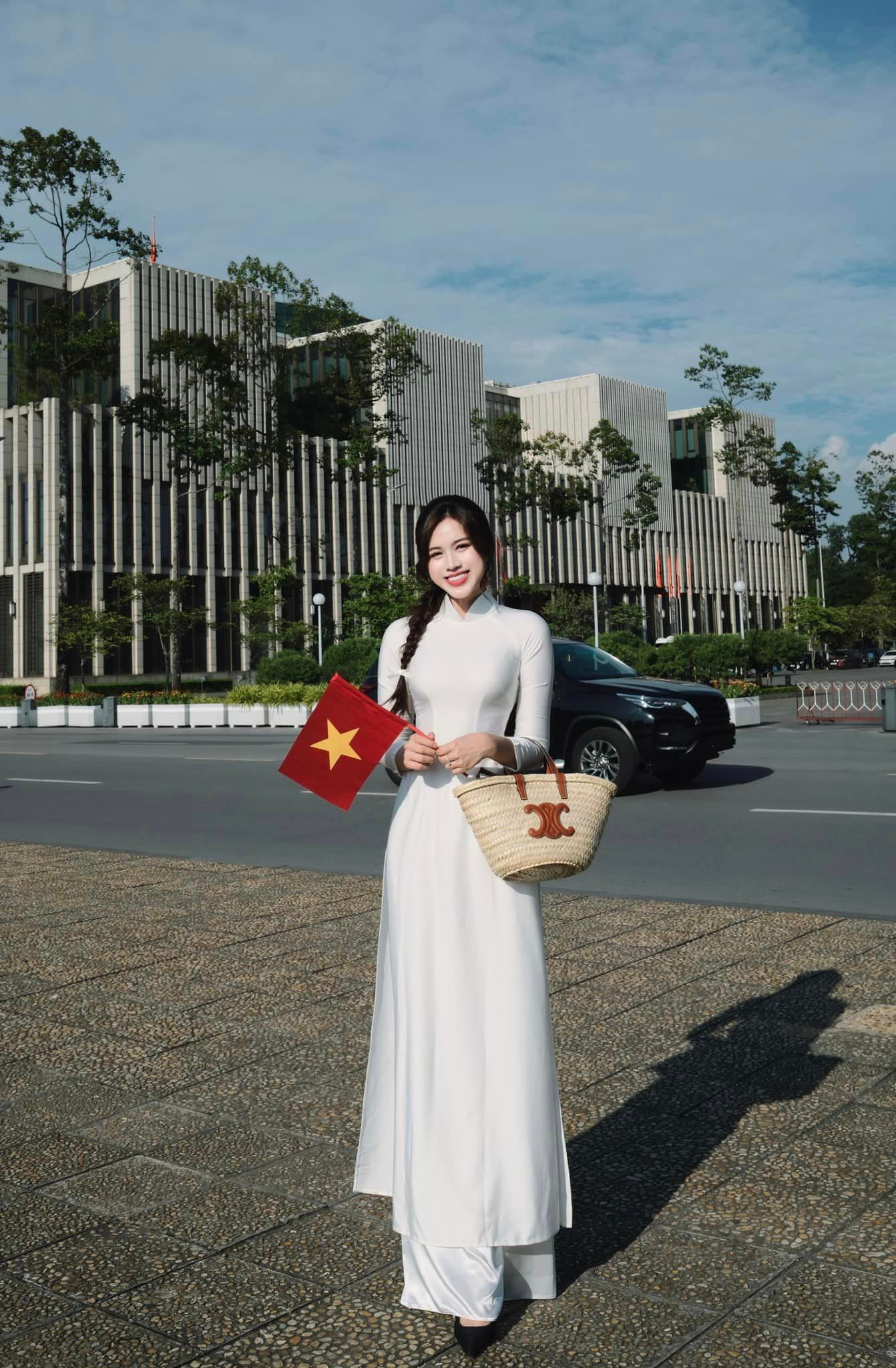 Hoa hậu Đỗ Thị Hà diện áo dài trắng thanh lịch khi tới thăm Lăng Chủ tịch Hồ Chí Minh ở thủ đô trong những ngày lễ Quốc khánh 2/9. Người đẹp chia sẻ: "Trong lòng có đất nước. Đi khắp núi sông đều là nhà".