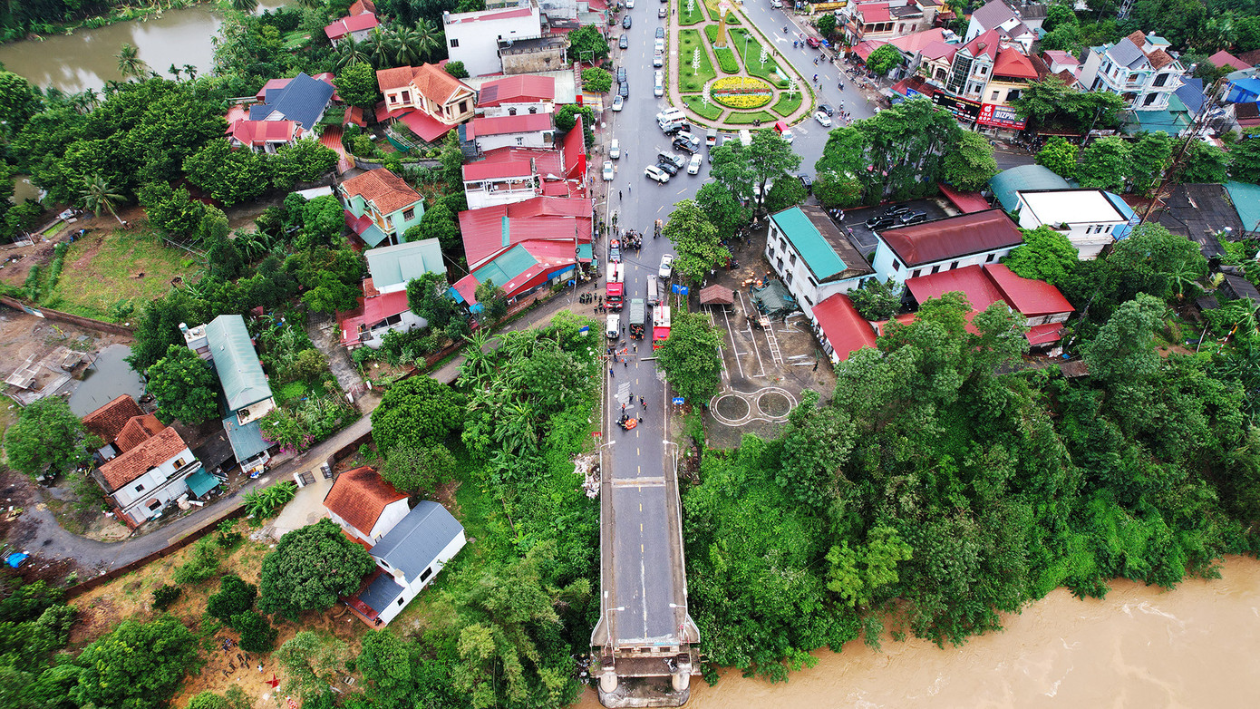 Đầu cầu bị đổ sập thuộc địa phận huyện Tam Nông, lực lượng chức năng đã phong tỏa, cấm phương tiện lưu thông. Ảnh: Đức Hoàng Đầu cầu bị đổ sập thuộc địa phận huyện Tam Nông, lực lượng chức năng đã phong tỏa, cấm phương tiện lưu thông. Ảnh: Đức Hoàng
