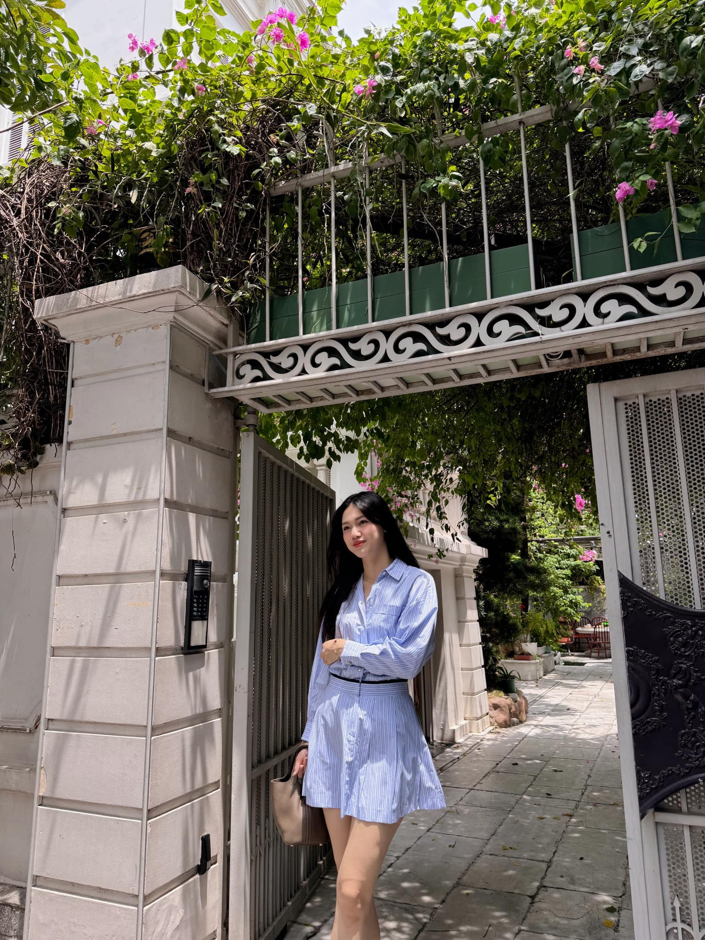 Á hậu Thanh Tú diện trang phục nữ tính khi đi chơi cùng gia đình trong dịp nghỉ lễ.