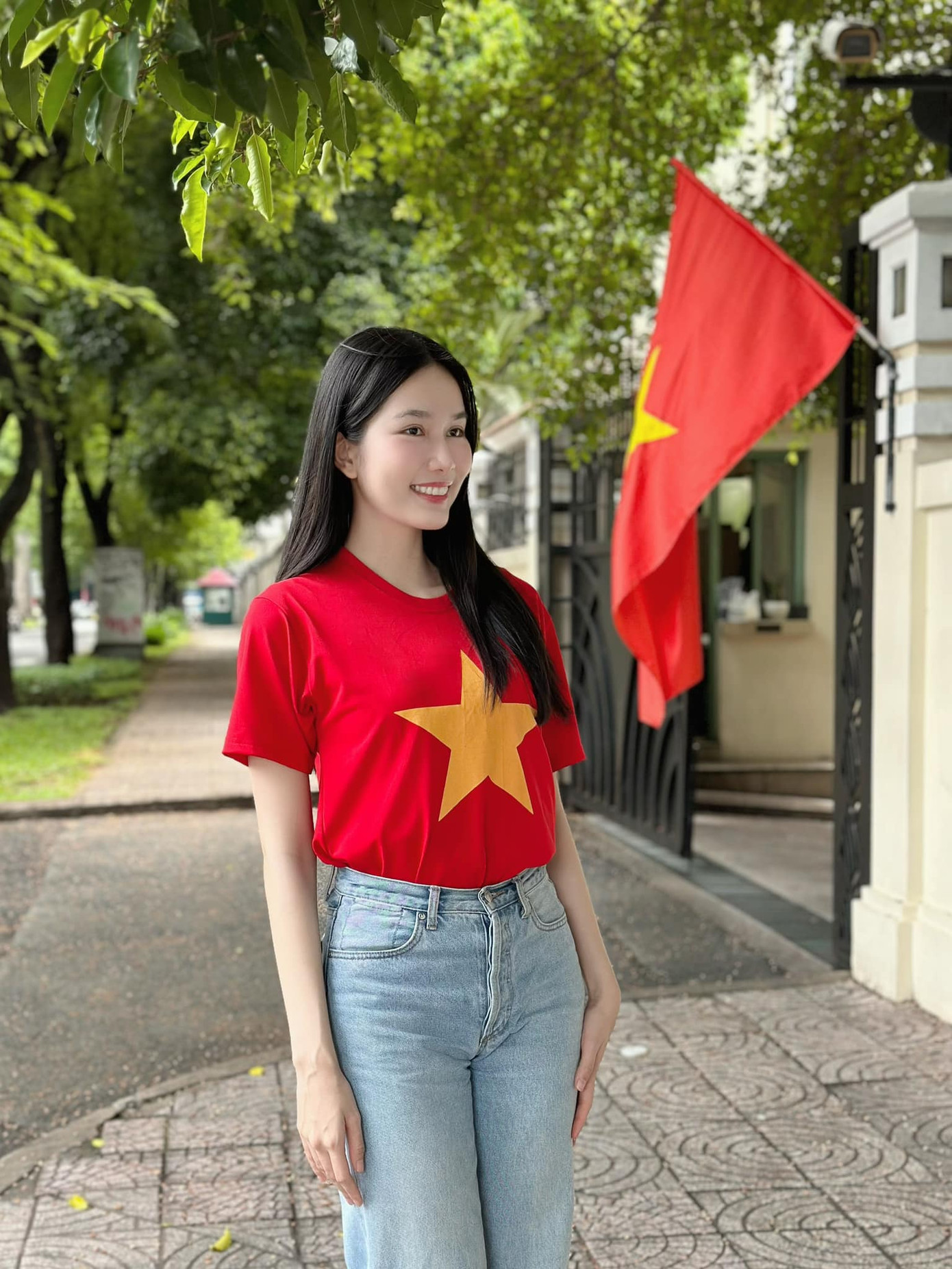 Á hậu Phương Anh mặc áo cờ đỏ sao vàng khi xuống phố trong ngày Quốc khánh 2/9.