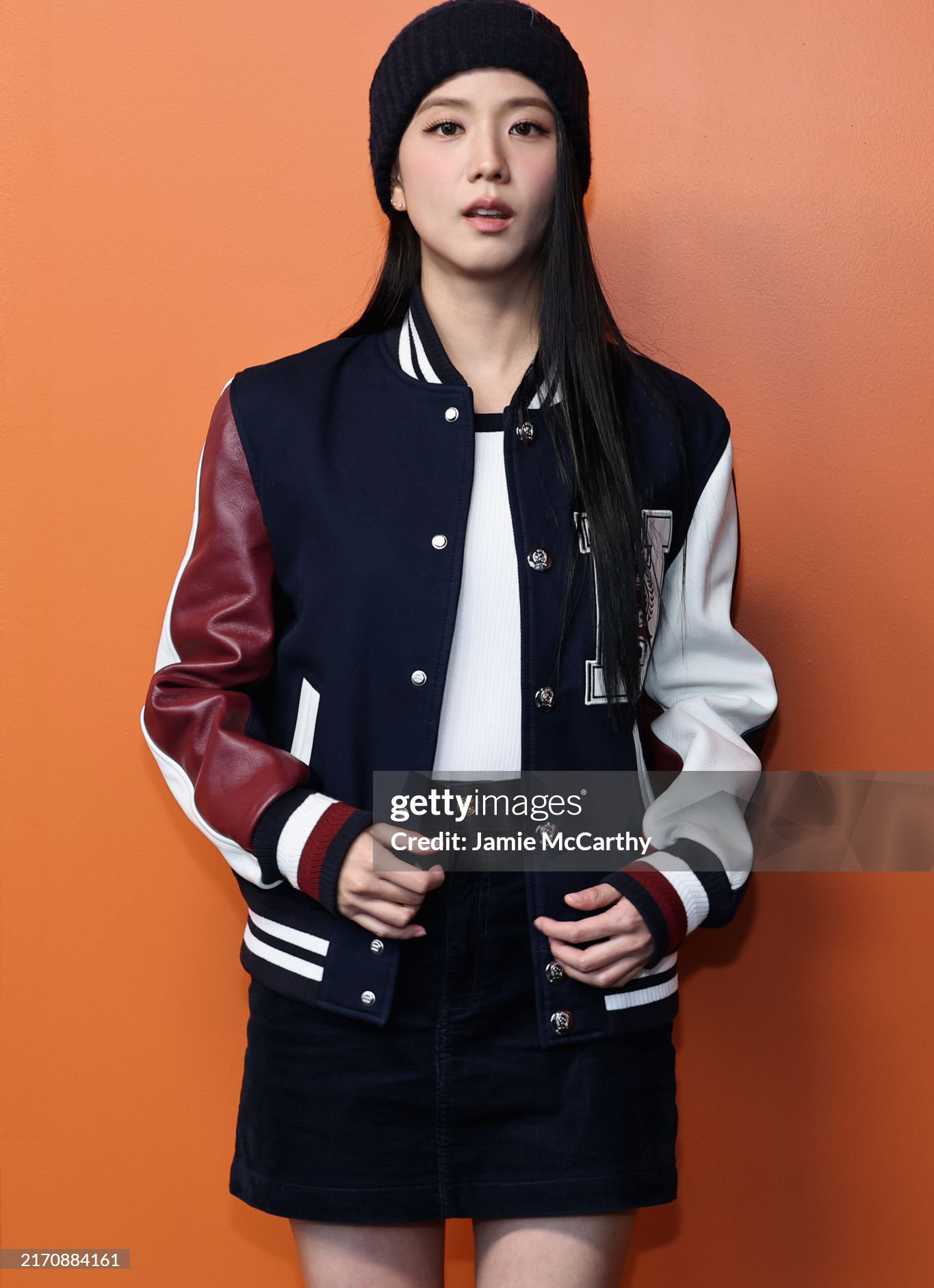 Hình ảnh của Thùy Tiên và Jisoo qua ống kính phóng viên quốc tế.