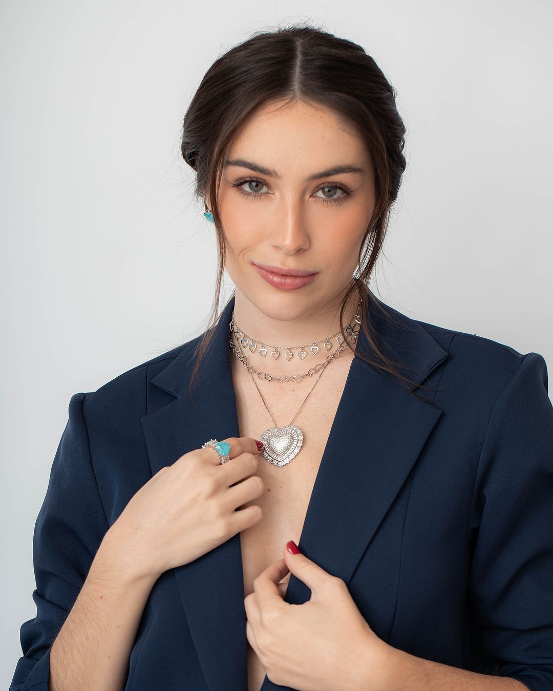 Jessica Pedroso năm nay 25 tuổi, cao 1,75 m. Người đẹp gây ấn tượng với đôi mắt màu xanh cuốn hút.