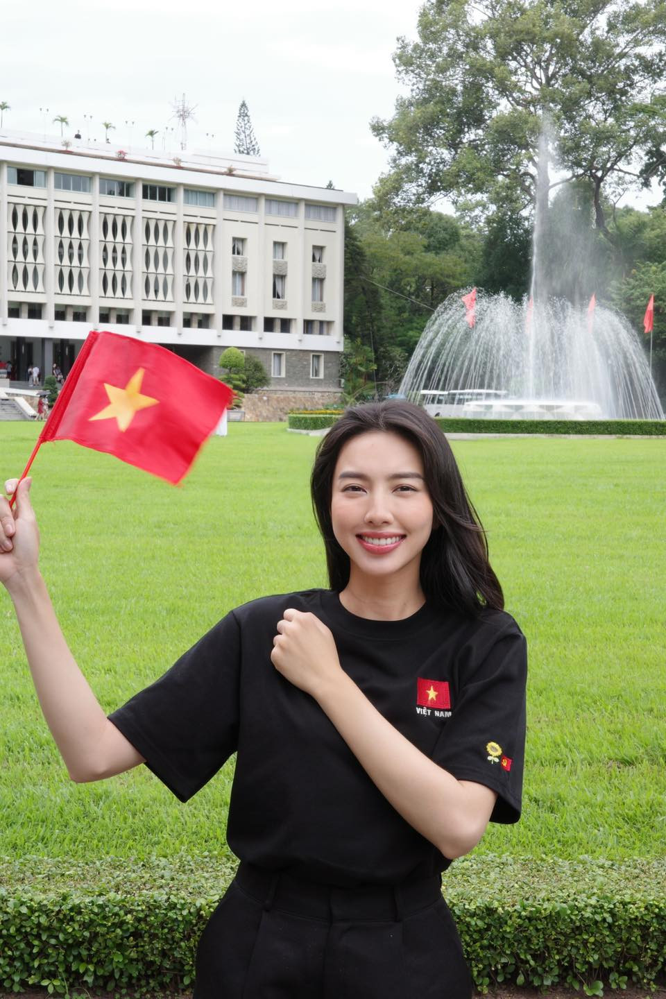 Hoa hậu Nguyễn Thúc Thùy Tiên mang theo cờ đỏ sao vàng khi tới thăm các di tích lịch sử nổi tiếng trong dịp nghỉ lễ 2/9.