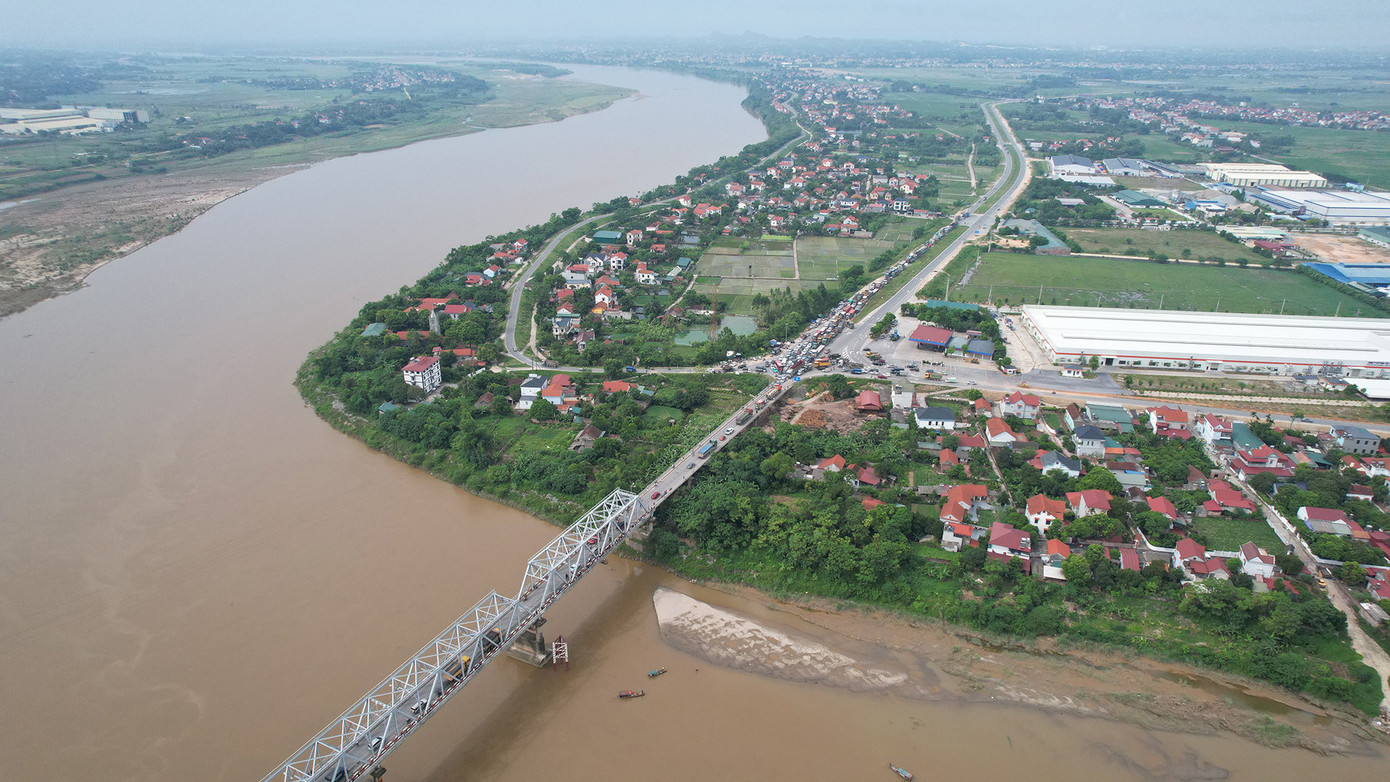Phía đầu cầu thuộc địa phận huyện Lâm Thao. Ảnh: Đức Hoàng Phía đầu cầu thuộc địa phận huyện Lâm Thao. Ảnh: Đức Hoàng