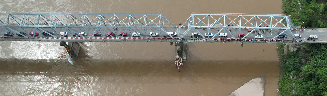 Cây cầu này được xây dựng với kết cấu dàn thép, phần đường xe chạy 7m, bề rộng mặt cầu 9,5m. Ảnh: Đức Hoàng Cây cầu này được xây dựng với kết cấu dàn thép, phần đường xe chạy 7m, bề rộng mặt cầu 9,5m. Ảnh: Đức Hoàng