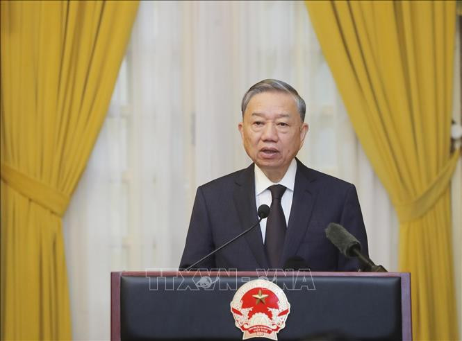 Tổng Bí thư, Chủ tịch nước Tô Lâm nói chuyện với đại biểu được tôn vinh trong phong trào thi đua "Tham mưu giỏi, phục vụ tốt" giai đoạn 2019-2024. Ảnh: Lâm Khánh/TTXVN