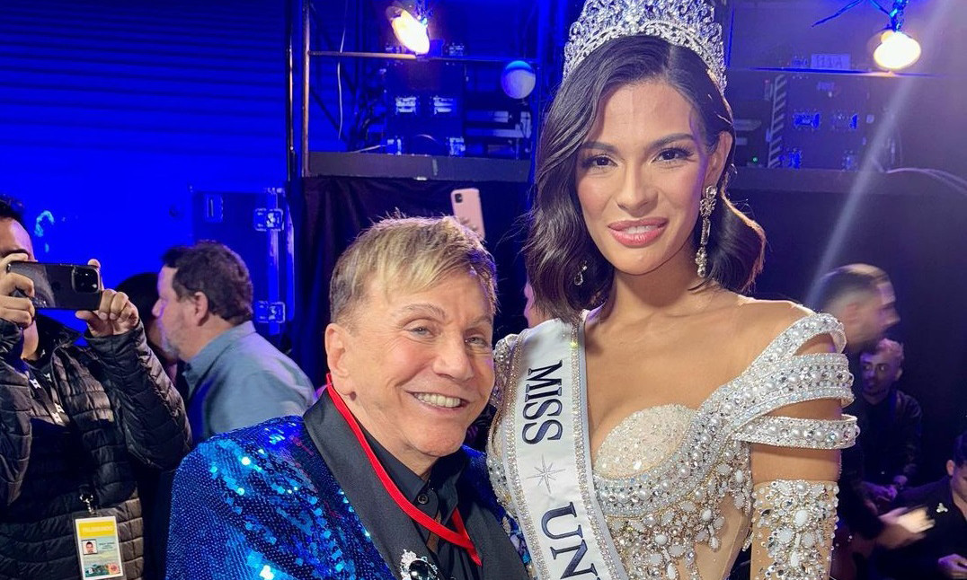 Ông trùm hoa hậu Venezuela Osmel Sousa và đương kim Hoa hậu Hoàn vũ 2023 Sheynnis Palacios.
