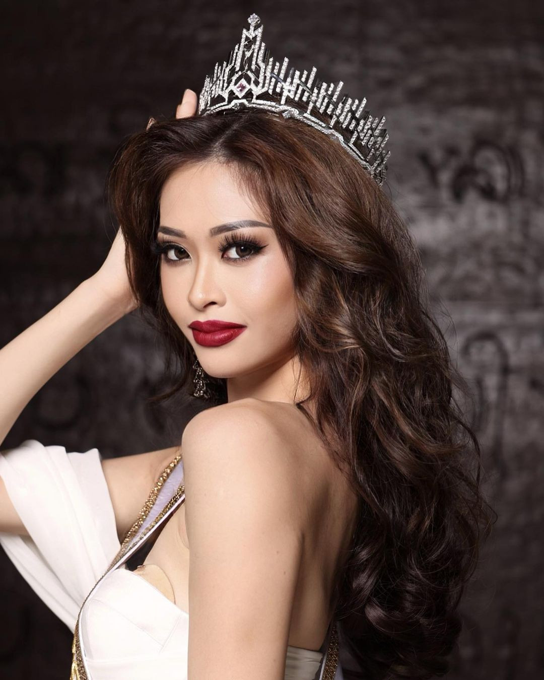 Sandra Lim có kinh nghiệm thi nhan sắc ấn tượng. Trước khi giành chiến thắng tại Miss Universe Malaysia, cô giành giải Miss Global Malaysia 2022.