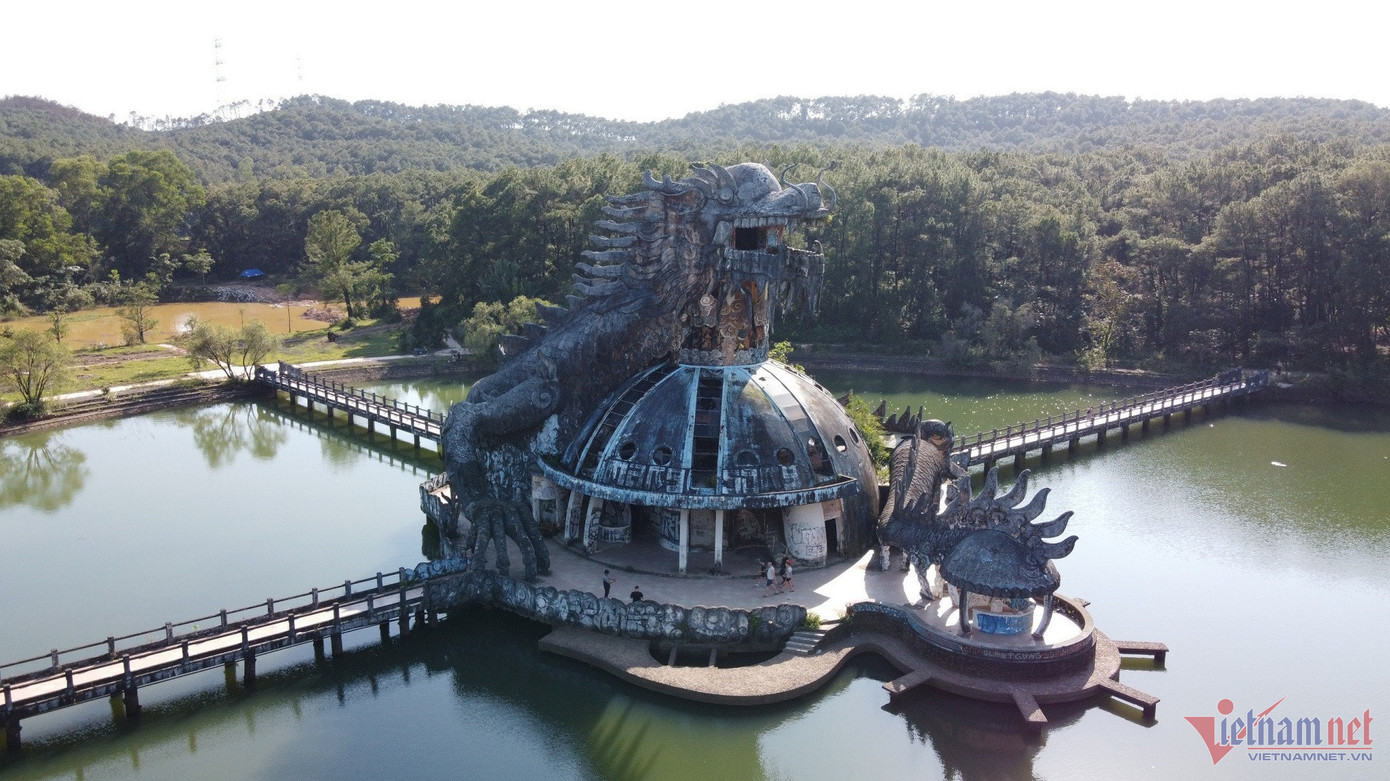 Nhiều du khách nước ngoài vẫn tìm tới công viên nước hồ Thủy Tiên check-in vì tò mò. Ảnh: Ngọc Thành.