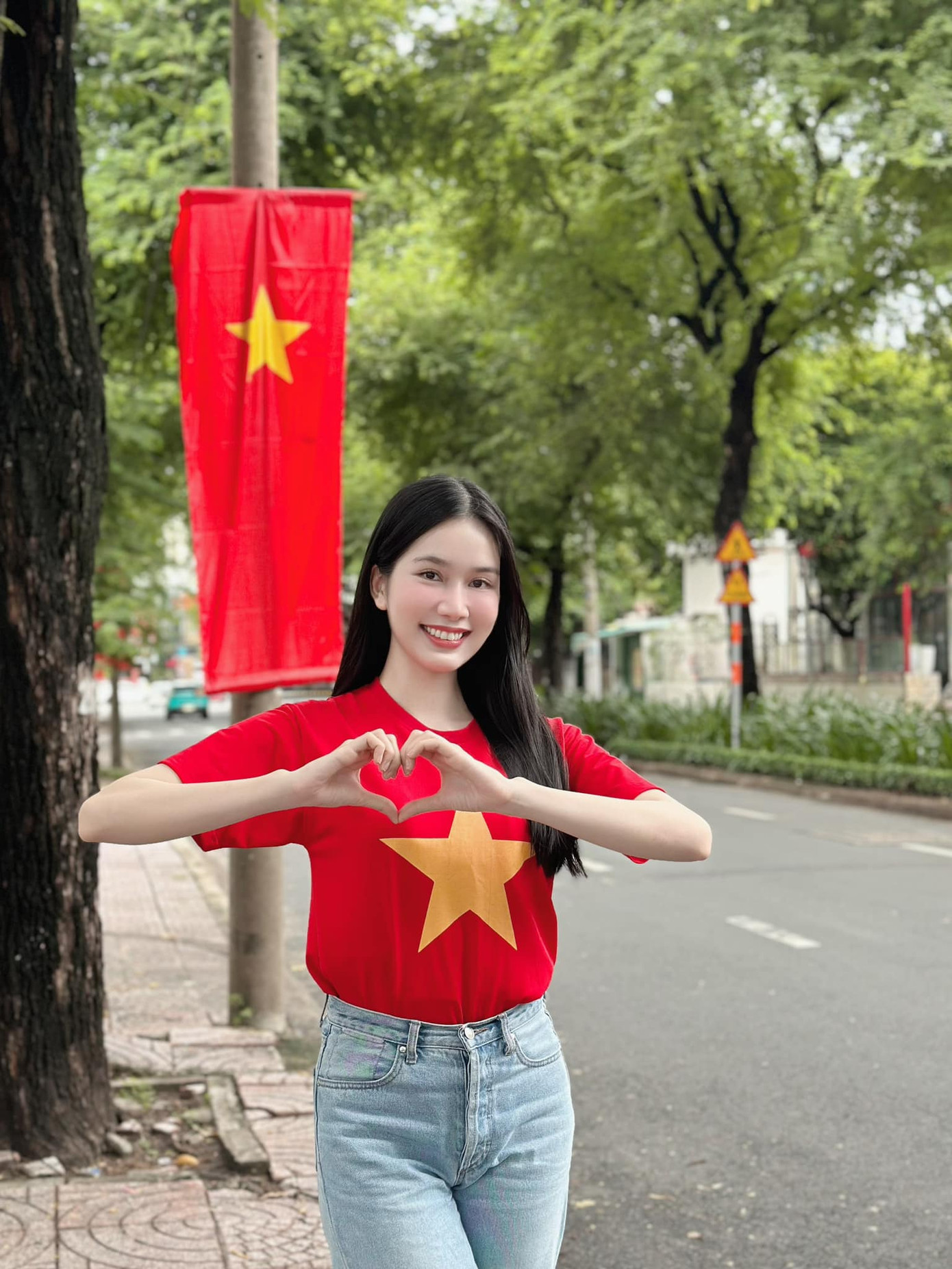 Á hậu Phương Anh mặc áo cờ đỏ sao vàng khi xuống phố trong ngày Quốc khánh 2/9.