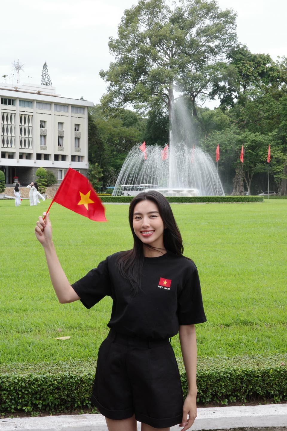 Hoa hậu Nguyễn Thúc Thùy Tiên mang theo cờ đỏ sao vàng khi tới thăm các di tích lịch sử nổi tiếng trong dịp nghỉ lễ 2/9.