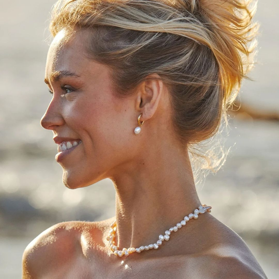 Nhan sắc của tân Hoa hậu Hoàn vũ Australia được đánh giá cao. Cô có vẻ đẹp vừa cổ điển, vừa hiện đại.