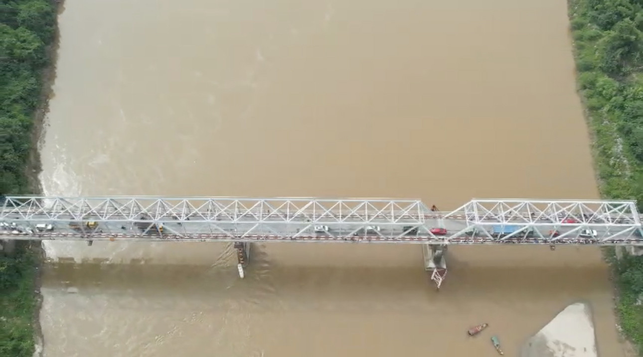 Cầu Phong Châu kết nối tuyến giao thông huyết mạch quốc lộ 32C. Cây cầu có chiều dài gần 380m. Ảnh: Đức Hoàng Cầu Phong Châu kết nối tuyến giao thông huyết mạch quốc lộ 32C. Cây cầu có chiều dài gần 380m. Ảnh: Đức Hoàng