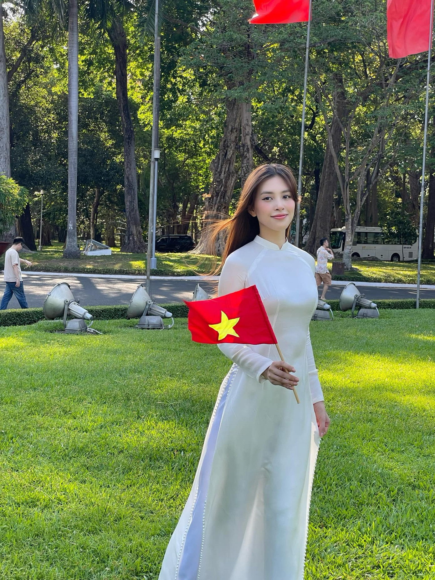 Hoa hậu Tiểu Vy mặc áo dài trắng, cầm cờ Tổ quốc khi tới Dinh Độc Lập ở TPHCM trong những ngày nghỉ lễ. Người đẹp chia sẻ: "Độc lập - Tự do - Hạnh phúc. Chào mừng 79 năm Ngày Quốc Khánh Nước Cộng hòa Xã hội Chủ nghĩa Việt Nam 2/9/2024".