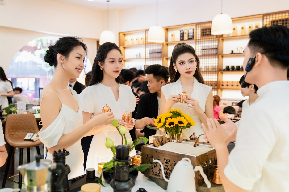 Hoa hậu Thanh Thủy, Á hậu Ngọc Thảo và Nhà thiết kế - Họa sĩ Anh Thư ấn tượng với những câu chuyện thú vị về 3 văn minh cà phê trong ngày khai trương Thế giới cà phê Trung Nguyên Legend tại Bưu điện Tp.HCM.
