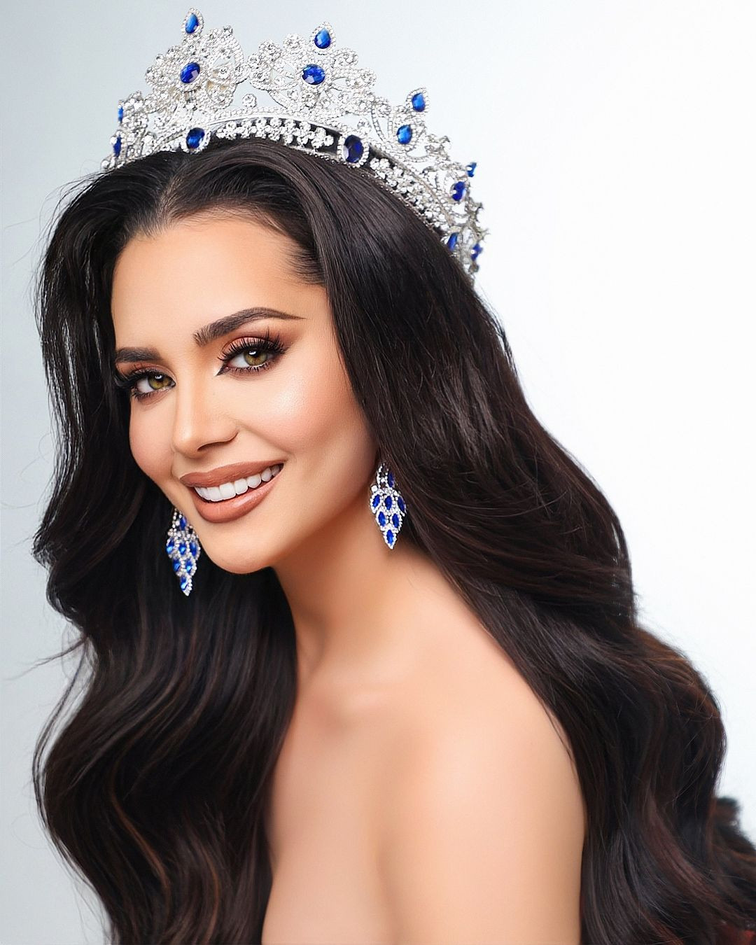 Bên cạnh đó, việc ứng viên sáng giá là của cuộc thi Hoa hậu Hoàn vũ Mexico 2024 là người đẹp Maria Malo - Á hậu 1 Hoa hậu Hòa bình 2019 không được gọi tên vào top 5 cũng khiến nhiều người bức xúc. Khán giả cho rằng Maria Malo hơn Maria Fernanda về nhiều mặt. Bên cạnh đó, việc ứng viên sáng giá là của cuộc thi Hoa hậu Hoàn vũ Mexico 2024 là người đẹp Maria Malo - Á hậu 1 Hoa hậu Hòa bình 2019 không được gọi tên vào top 5 cũng khiến nhiều người bức xúc. Khán giả cho rằng Maria Malo hơn Maria Fernanda về nhiều mặt.