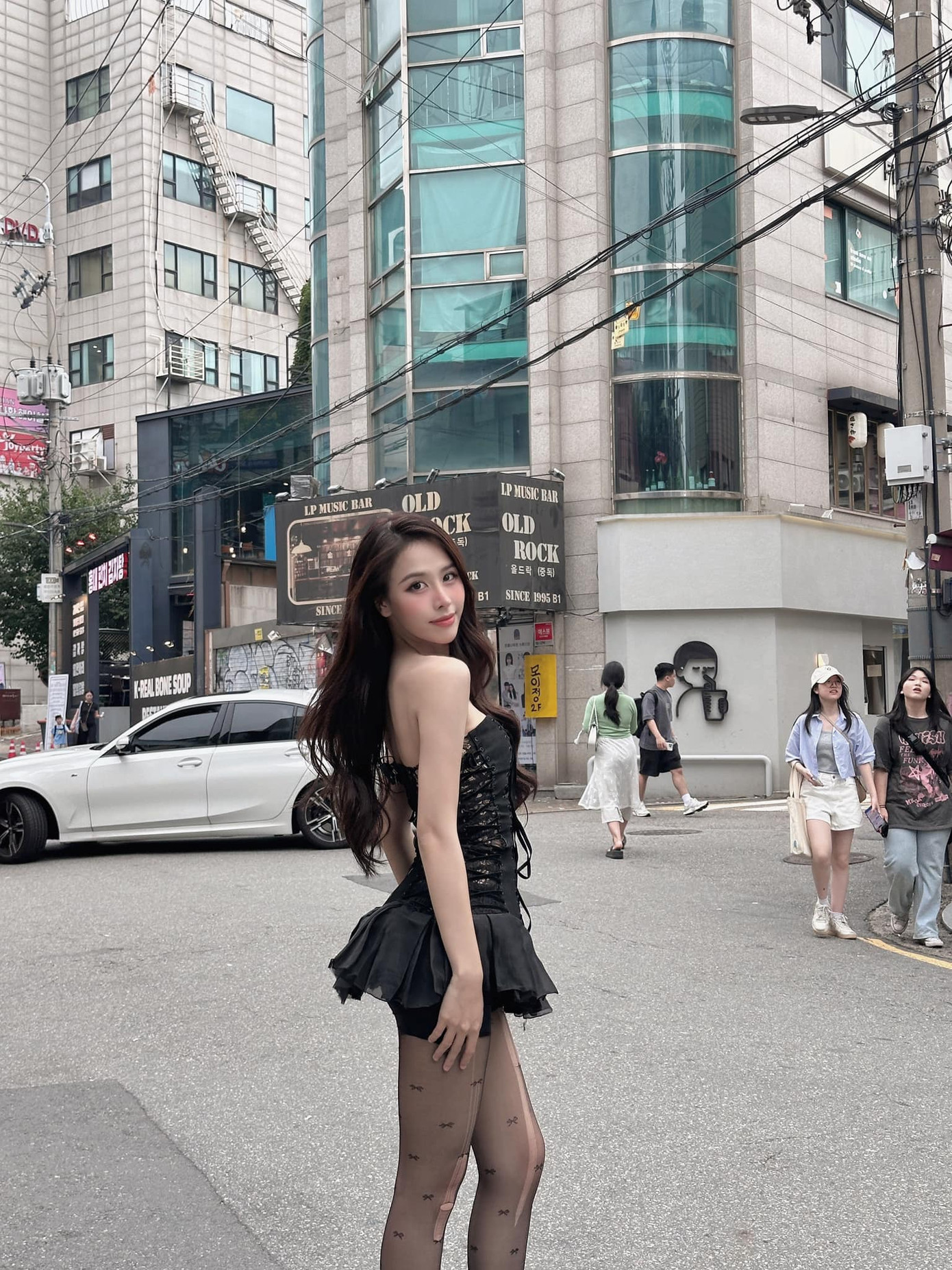 Á hậu Ngọc Hằng khoe dáng trên đường phố Hàn Quốc trong chuyến du lịch nghỉ lễ 2/9.