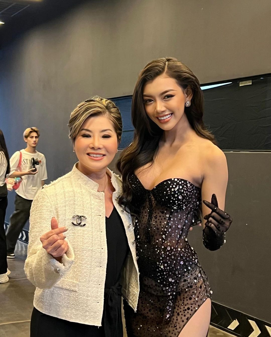 Trước đó, Thae Su Nyein cũng có chuyến công tác tại Thái Lan và hội ngộ ông Nawat - Chủ tịch Miss Grand International và bà Teresa - Phó chủ tịch cuộc thi. Thae Su Nyein ghi điểm với fan sắc đẹp Thái Lan nhờ vẻ ngoài hiện đại, quyến rũ và phong cách chuyên nghiệp.