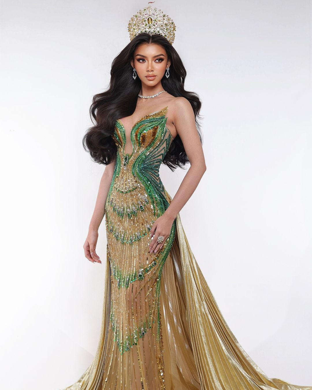 Miss Grand Myanmar 2024 Thae Su Nyein vừa có chuyến công tác tại Việt Nam. Nhân dịp này, cô cũng thực hiện bộ ảnh với phong cách beauty queen lộng lẫy. Qua bàn tay của chuyên gia trang điểm người Việt, Thae Su Nyein được khen xinh đẹp. Các fan sắc đẹp Việt đánh giá cô là ứng viên mạnh của khu vực châu Á tại cuộc thi Hoa hậu Hòa bình Quốc tế 2024 tổ chức ở Campuchia và Thái Lan vào tháng 10.