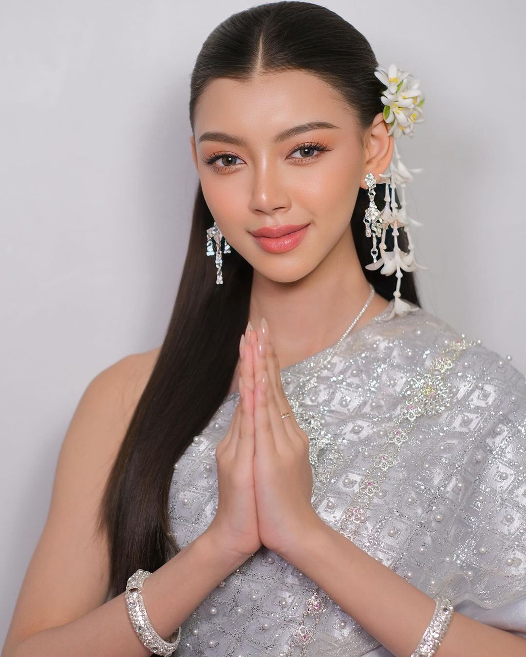 Nhiều người cho rằng nếu Thae Su Nyein không đủ tuổi dự thi, nhiều khả năng Á hậu 1 là người đẹp Myint Myat Moe được chọn để thay thế. Myint Myat Moe 18 tuổi, có chiều cao ấn tượng 1,8 m.