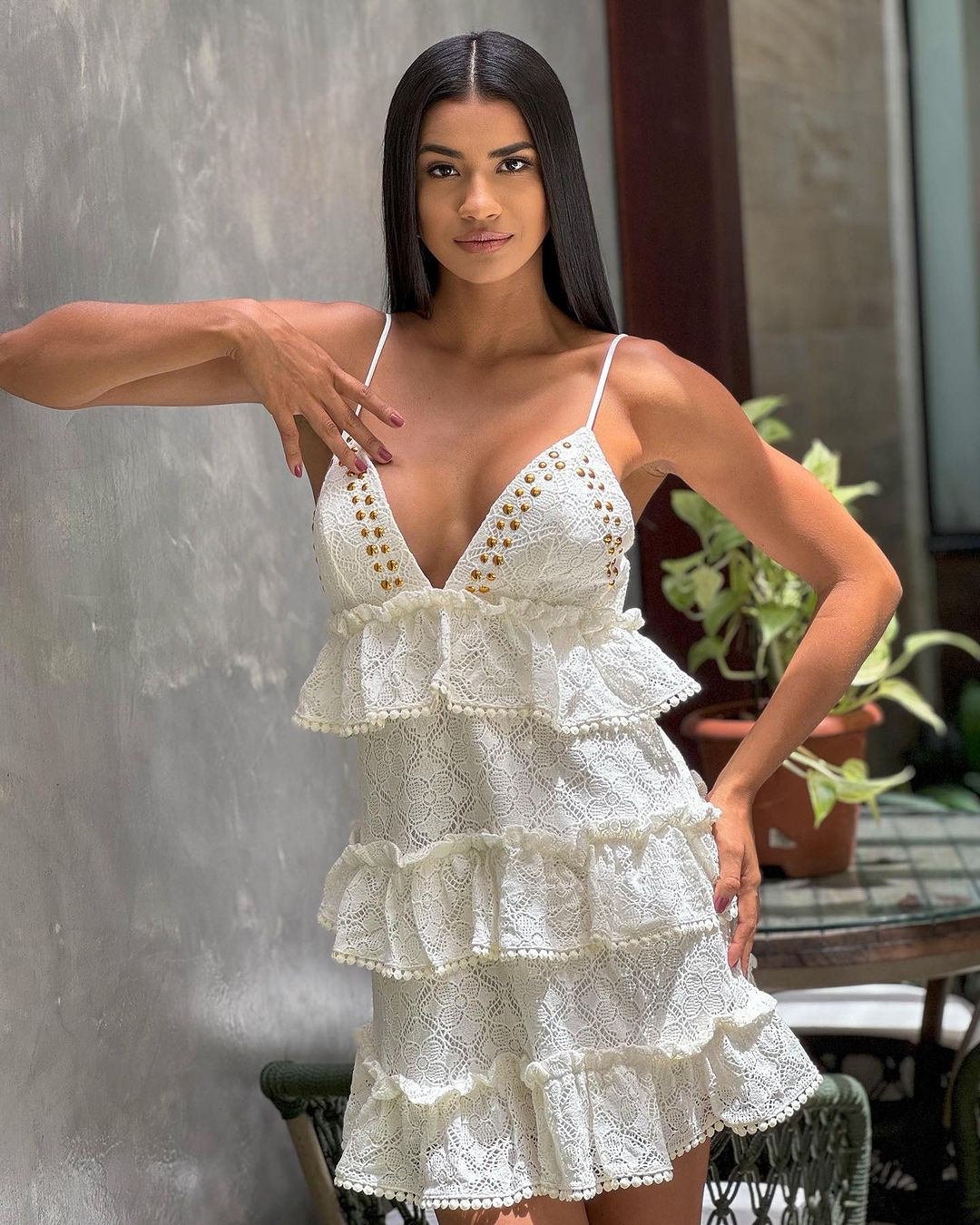 Trong những bộ váy nữ tính, Josiane Viana để lộ bắp tay thô cứng, thiếu mềm mại.