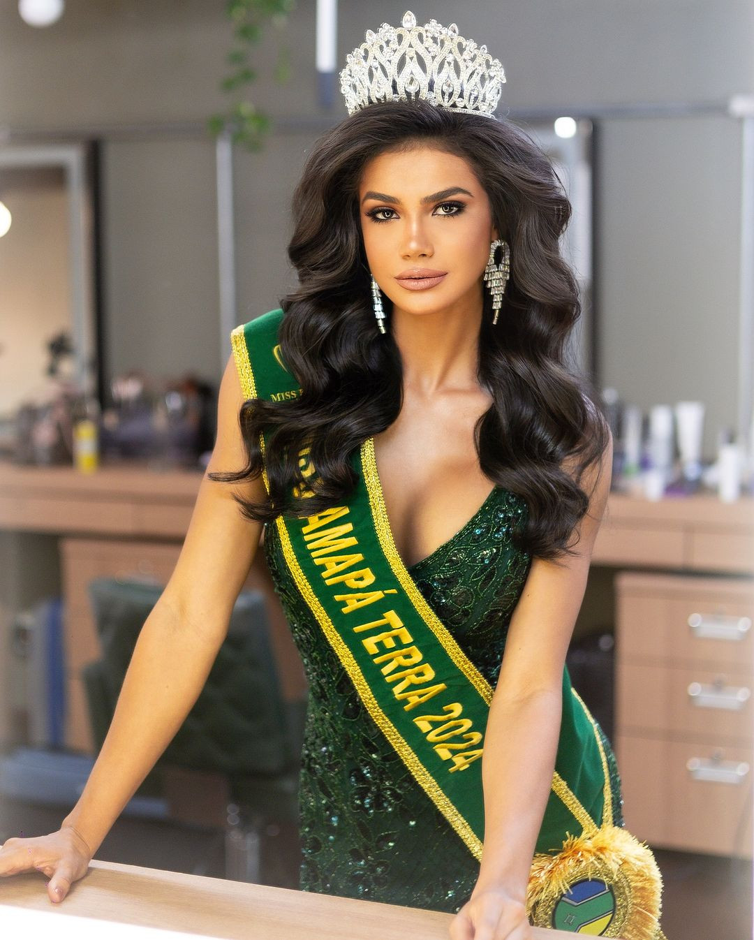 Josiane Viana năm nay 26 tuổi, cao 1,74 m. Cô là người mẫu và sinh viên luật. Josiane Viana đã vượt qua 23 thí sinh đại diện cho các tỉnh, thành để giành chiếc vương miện cao quý.