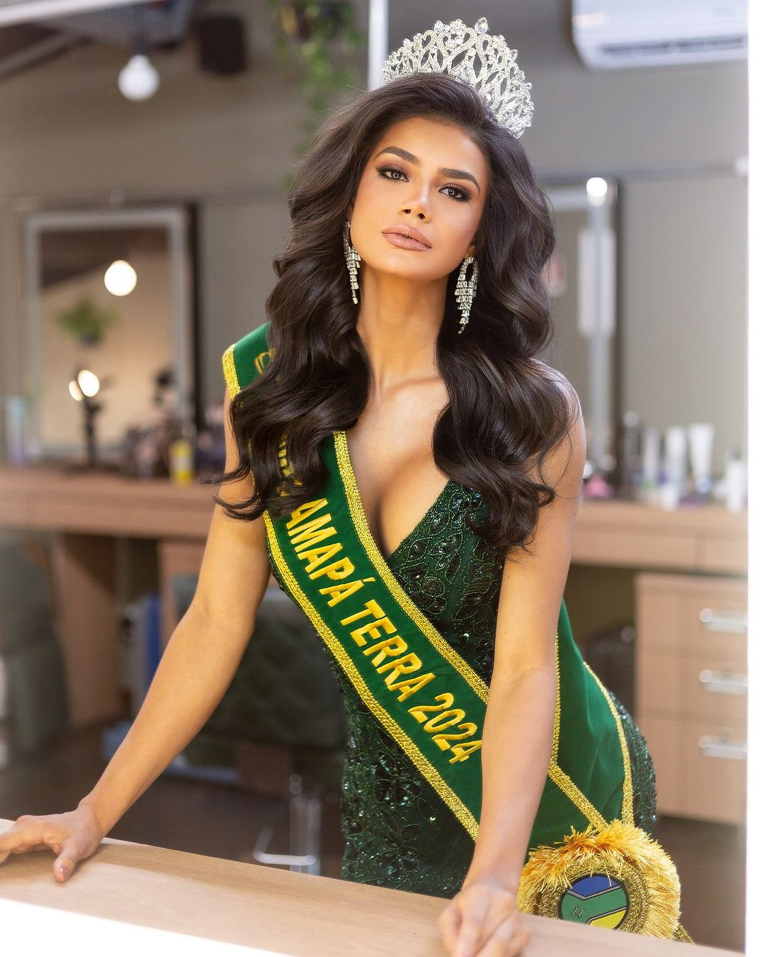 Josiane Viana năm nay 26 tuổi, cao 1,74 m. Cô là người mẫu và sinh viên luật. Josiane Viana đã vượt qua 23 thí sinh đại diện cho các tỉnh, thành để giành chiếc vương miện cao quý.