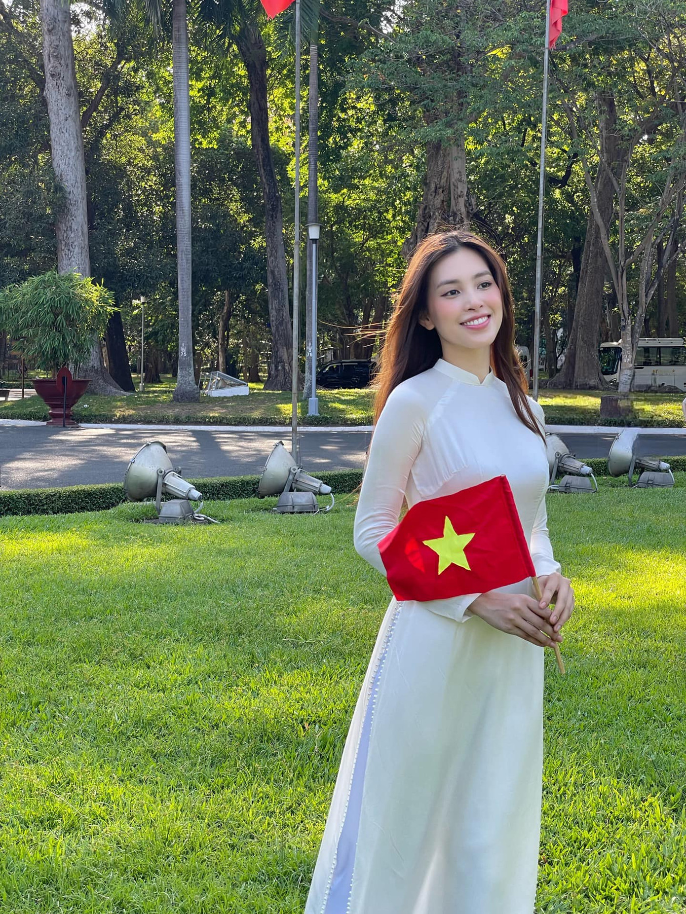 Hoa hậu Tiểu Vy mặc áo dài trắng, cầm cờ Tổ quốc khi tới Dinh Độc Lập ở TPHCM trong những ngày nghỉ lễ. Người đẹp chia sẻ: "Độc lập - Tự do - Hạnh phúc. Chào mừng 79 năm Ngày Quốc Khánh Nước Cộng hòa Xã hội Chủ nghĩa Việt Nam 2/9/2024".