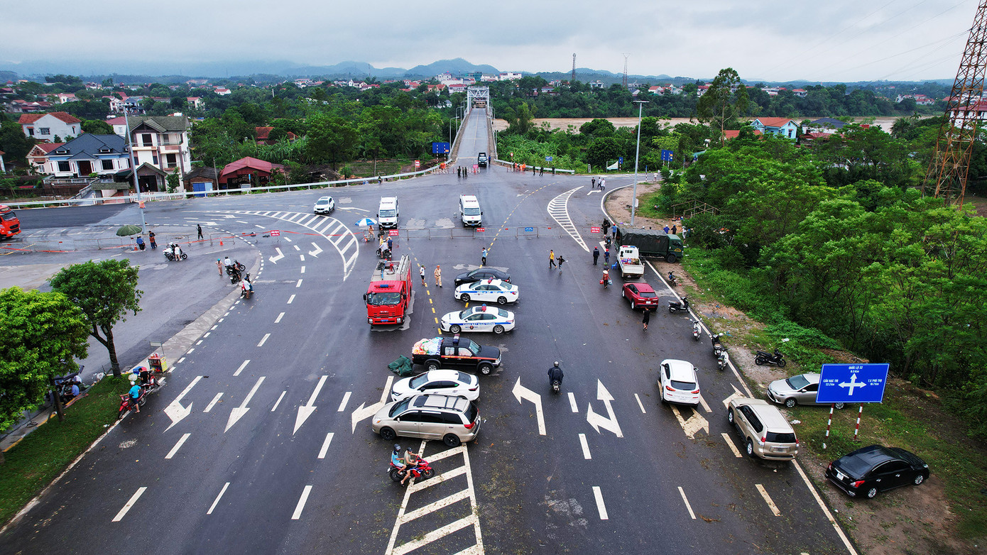 Lực lượng chức năng phong tỏa phía đầu cầu Phong Châu thuộc địa phận Lâm Thao. Ảnh: Đức Hoàn Lực lượng chức năng phong tỏa phía đầu cầu Phong Châu thuộc địa phận Lâm Thao. Ảnh: Đức Hoàn