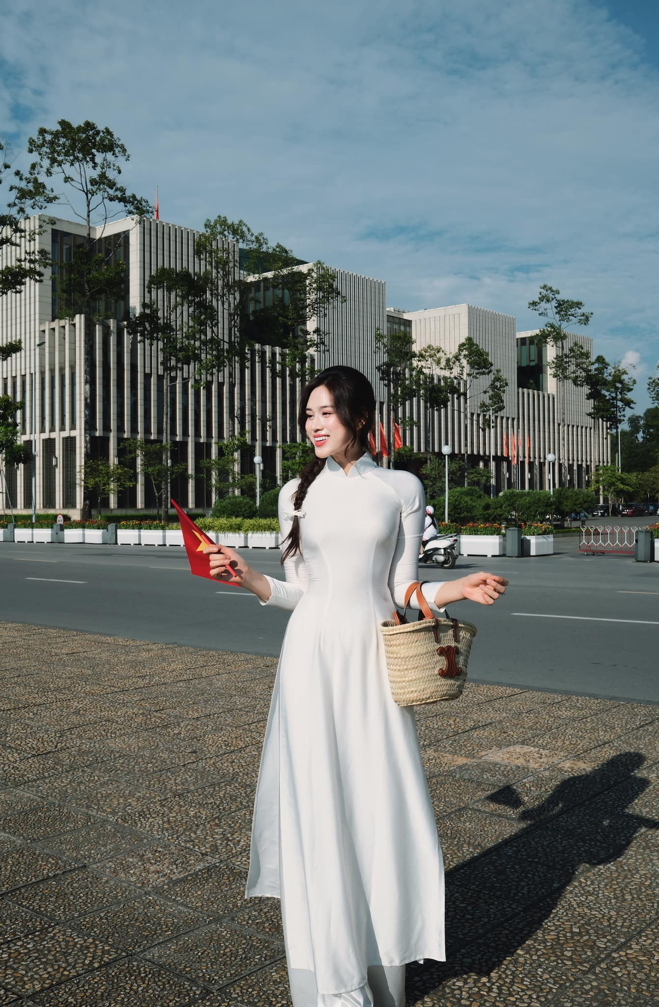 Hoa hậu Đỗ Thị Hà diện áo dài trắng thanh lịch khi tới thăm Lăng Chủ tịch Hồ Chí Minh ở thủ đô trong những ngày lễ Quốc khánh 2/9. Người đẹp chia sẻ: "Trong lòng có đất nước. Đi khắp núi sông đều là nhà".