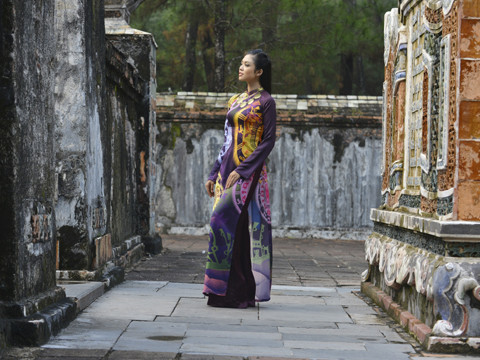 Trong khung cảnh cổ kính của làng mạc Huế, nét đẹp dịu dàng và đằm thắm của người đẹp khiến người xem nao lòng