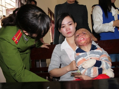 Hai mẹ con chị Hà tại phiên tòa. Hai mẹ con chị Hà tại phiên tòa