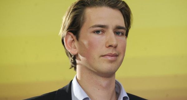 Sebastian Kurz từng được coi là ngôi sao đang lên trong đảng Nhân dân. Năm 2009, anh trở thành người lãnh đạo tổ chức thanh niên của đảng này. Trong năm 2010 và 2011, anh là thành viên hội đồng thành phố Vienna. Ảnh: vienna.at. Bài viết: http://news.zing.vn/Chan-dung-ngoai-truong-27-tuoi-dep-trai-nhu-tai-tu-post378197.html Nguồn Zing News 