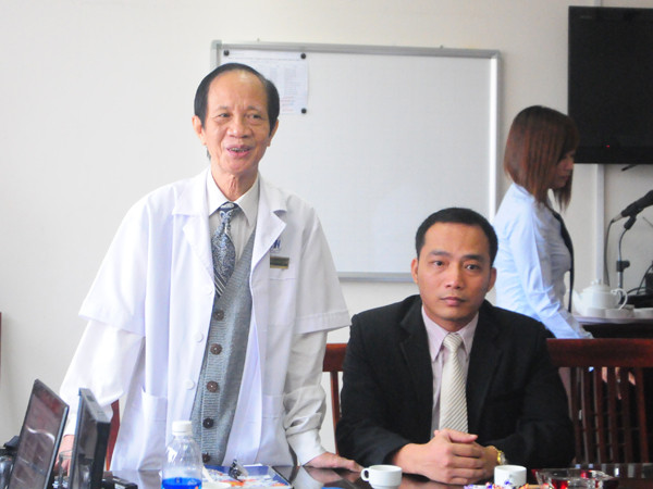 PGS.TS Nguyễn Hoàng Sơn (áo trắng) trả lời báo chí sáng 15-11. Ảnh: Tuấn Nguyễn