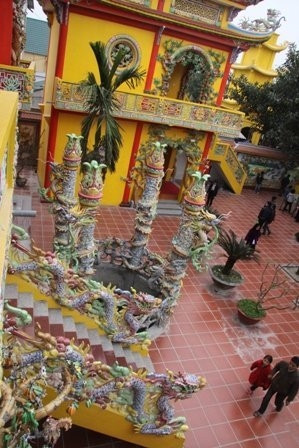 Cầu thang lên xuống với đôi rồng khảm uy nghi