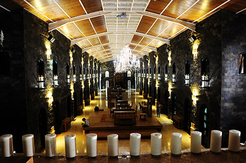 Một phần lâu đài là nơi trưng bày đồ nội thất cho khách tham quan