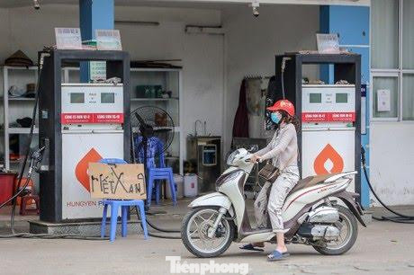 Một cửa hàng trưng biển hết xăng hôm 11/3 vừa qua